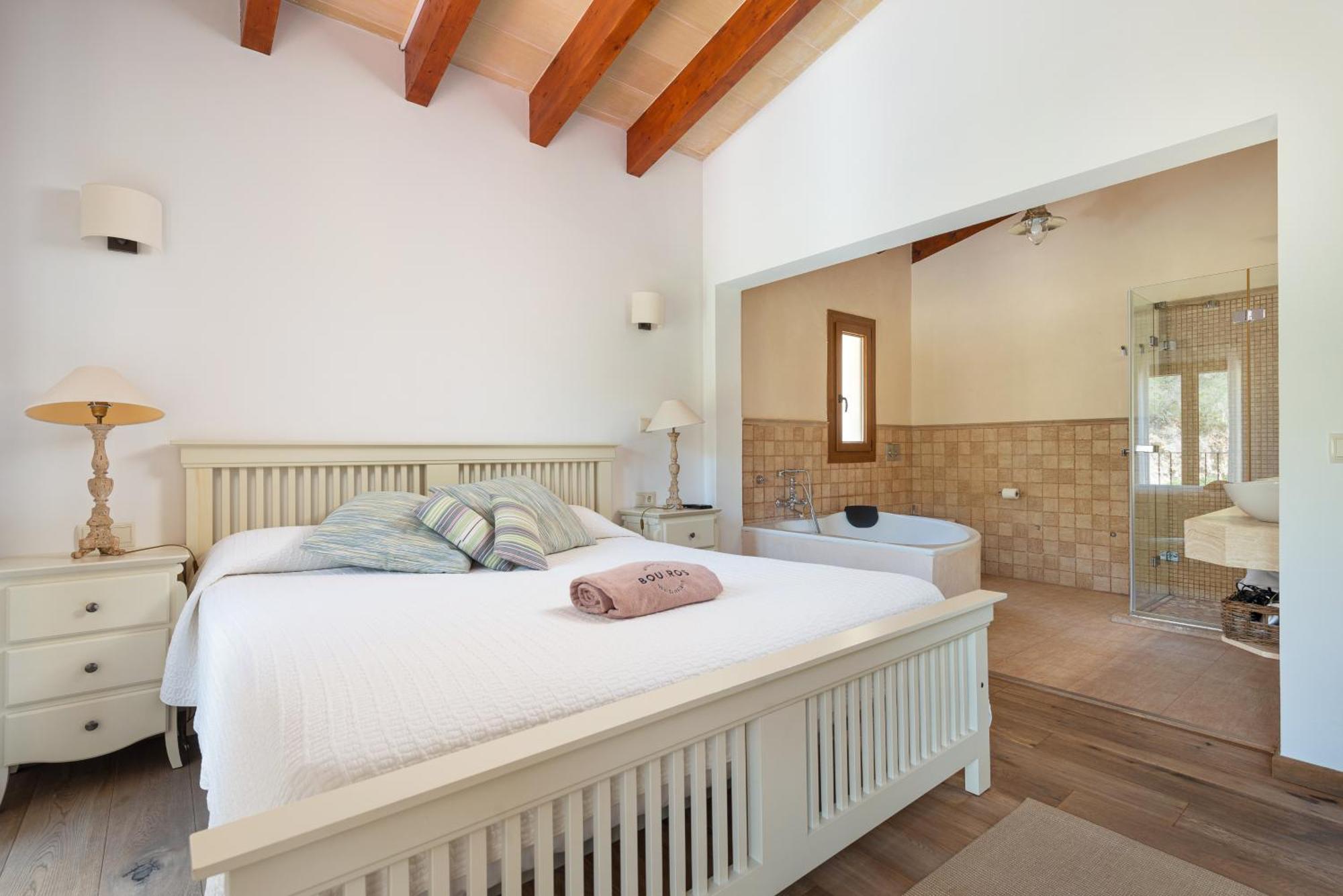 Es Foners En Con Piscina Y Jacuzzis En