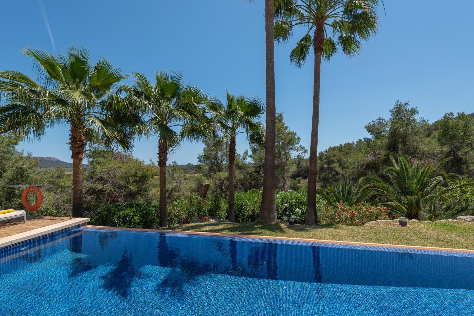 Es Foners En Con Piscina Y Jacuzzis En *