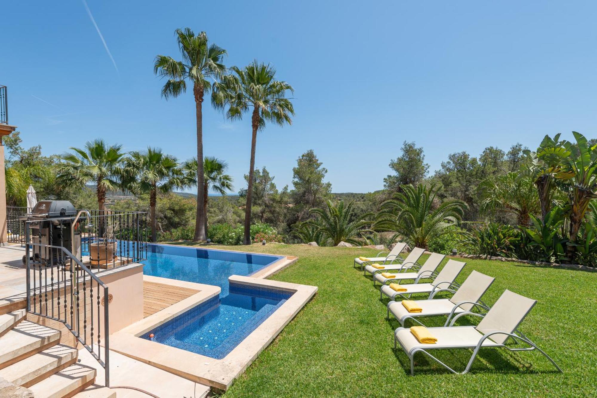 Es Foners En Con Piscina Y Jacuzzis En Villa