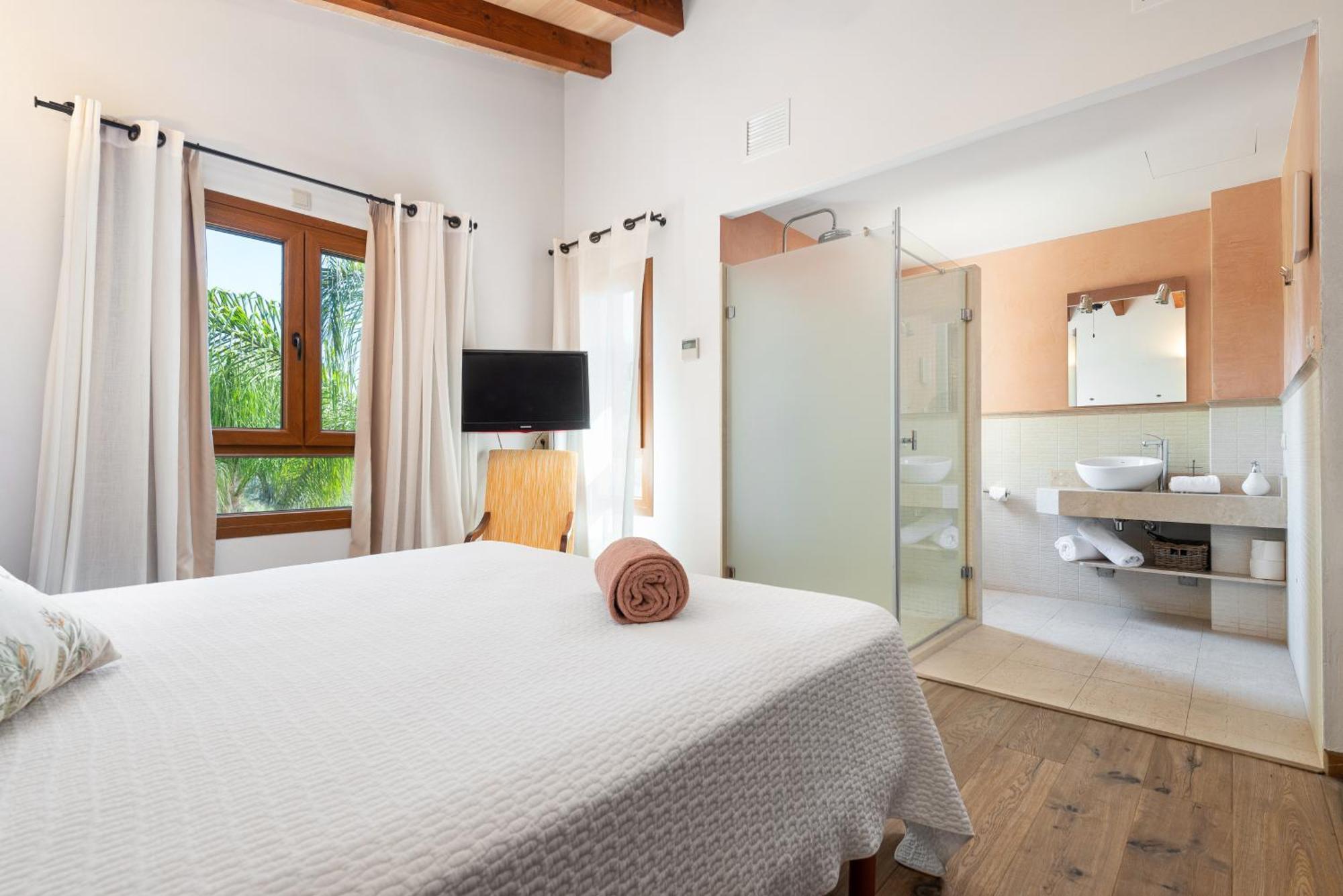 Es Foners En Con Piscina Y Jacuzzis En Villa *