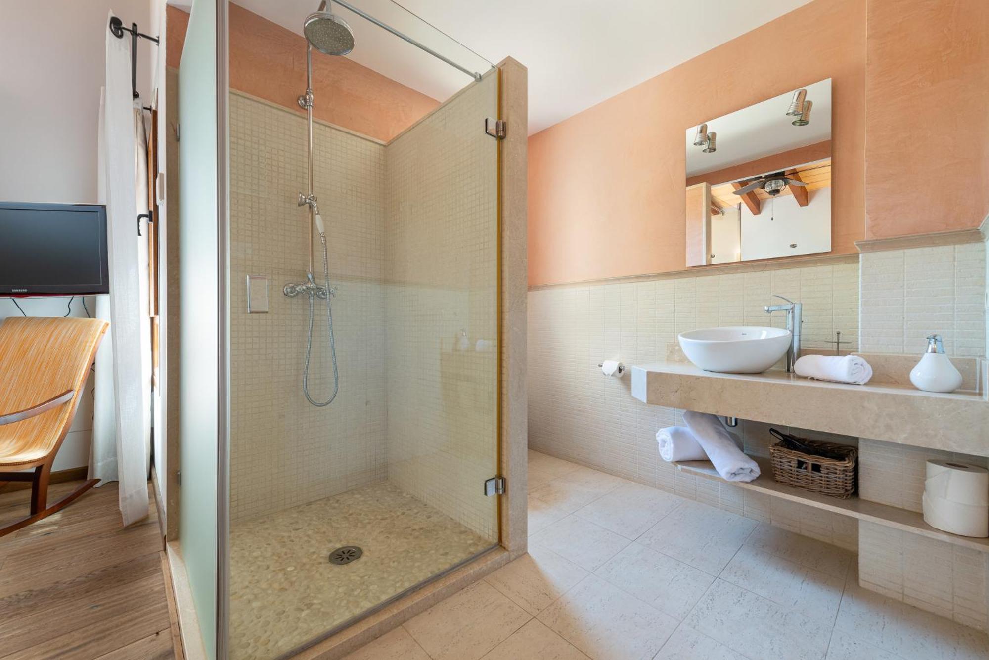Es Foners En Con Piscina Y Jacuzzis En