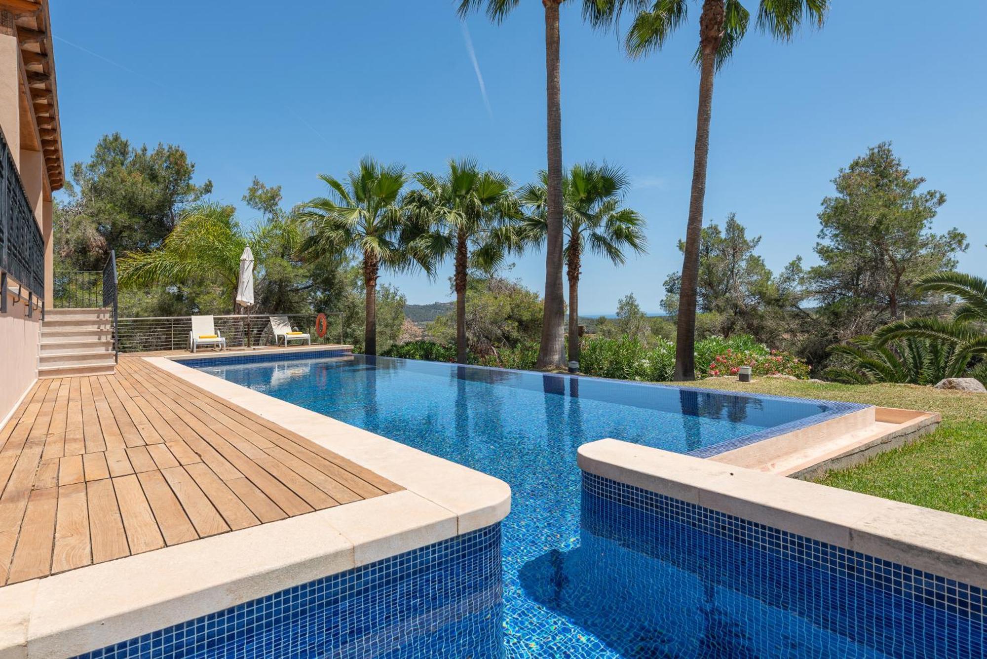 Es Foners En Con Piscina Y Jacuzzis En *