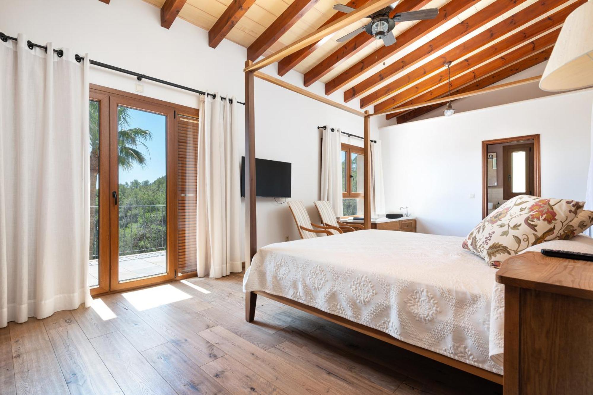 Villa Es Foners En Con Piscina Y Jacuzzis En *