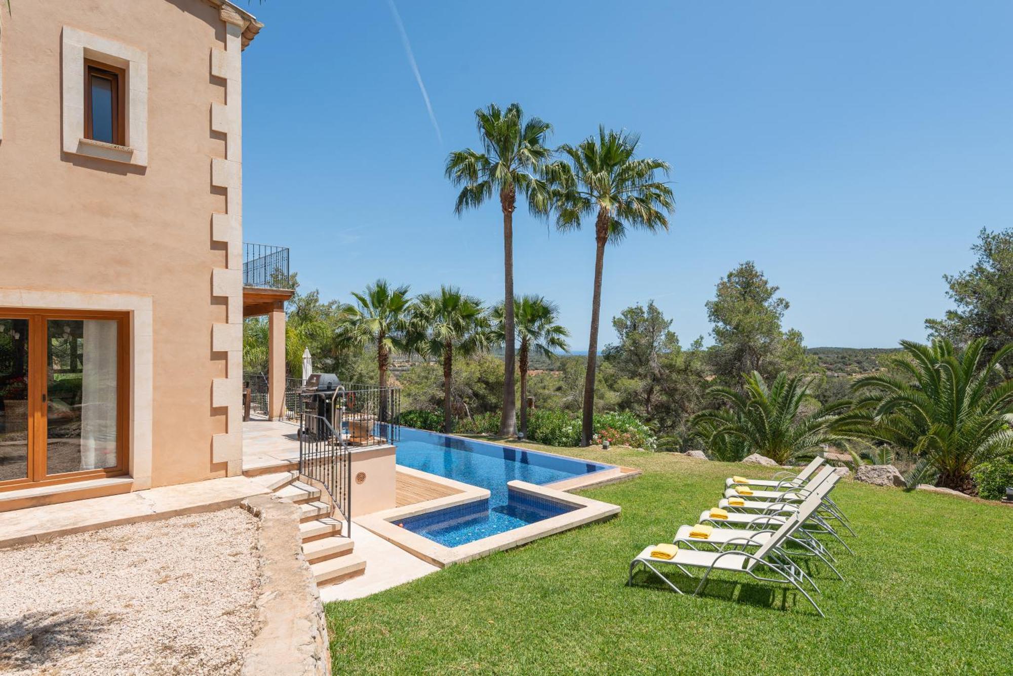 Es Foners En Con Piscina Y Jacuzzis En Villa *